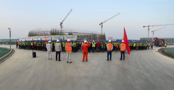 項(xiàng)目冷卻塔工作區(qū)突擊隊(duì)授旗儀式(攝影:王運(yùn)瀅) 項(xiàng)目冷卻塔工作區(qū)突擊隊(duì)授旗儀式(攝影:王運(yùn)瀅)