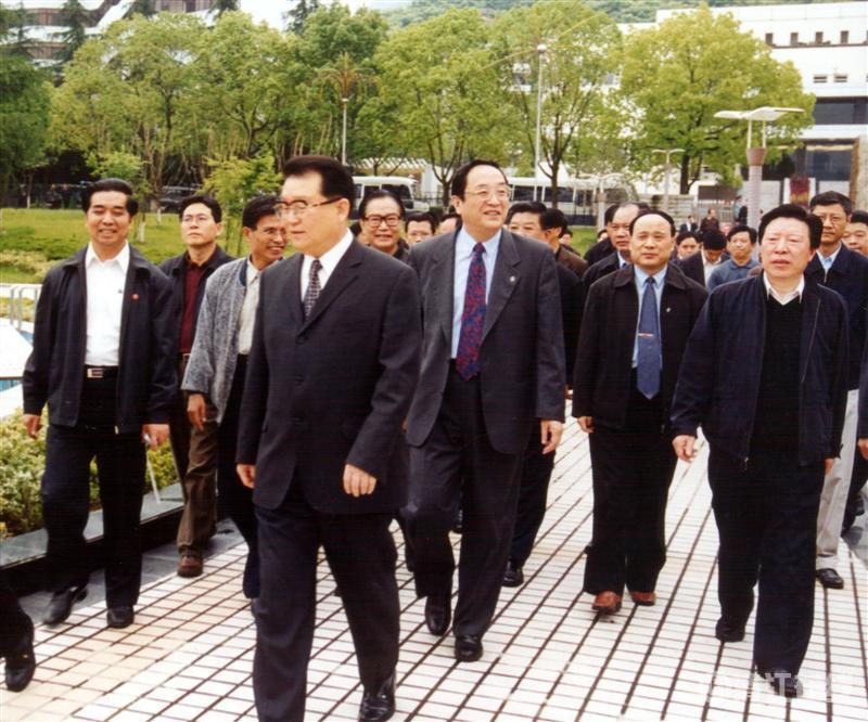 2003年5月，中共中央政治局常委李長(zhǎng)春視察清江