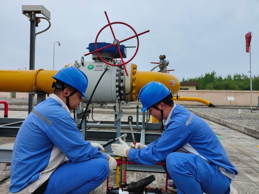 鄂西南維搶隊進行閥門注脂清洗作業(yè)（拍攝：胡振浩）