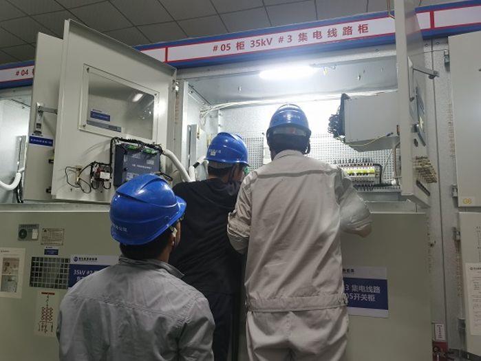 檢修員正在對電流互感器進(jìn)行直流電阻測試（攝影：任青清）