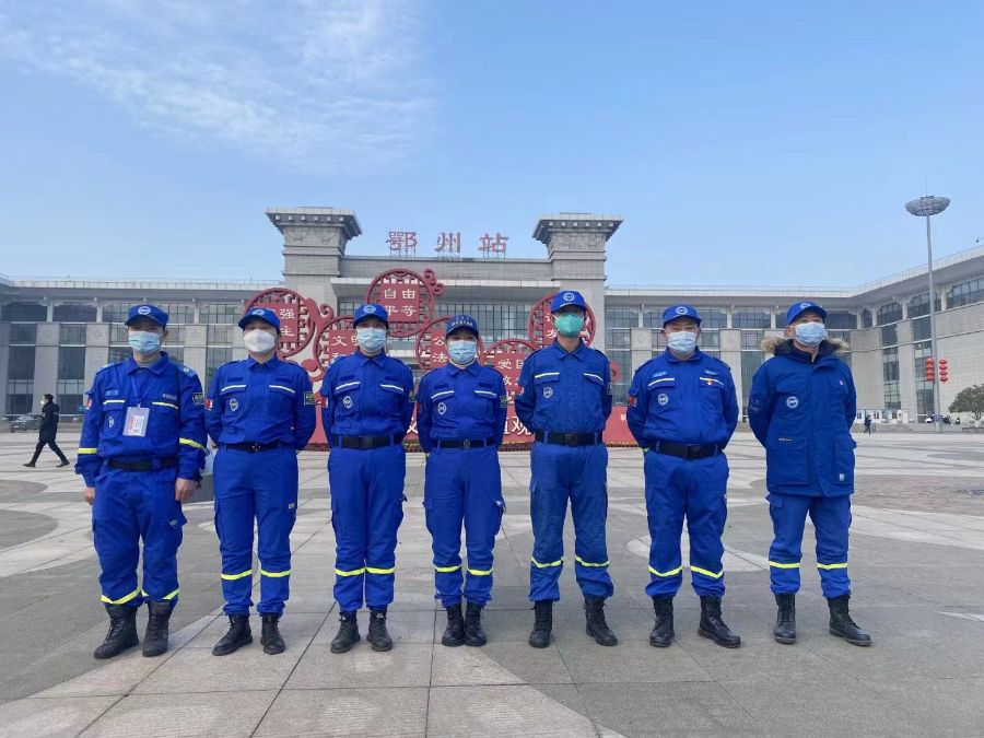 陳浩(右三)與藍天救援隊合影 陳浩(右三)與藍天救援隊合影