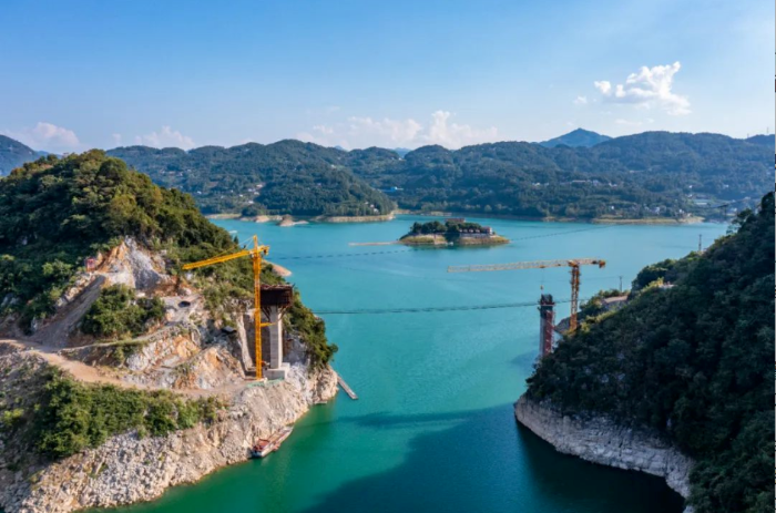 建設(shè)中的峽洞巖大橋 攝影:胡九思 建設(shè)中的峽洞巖大橋 攝影:胡九思