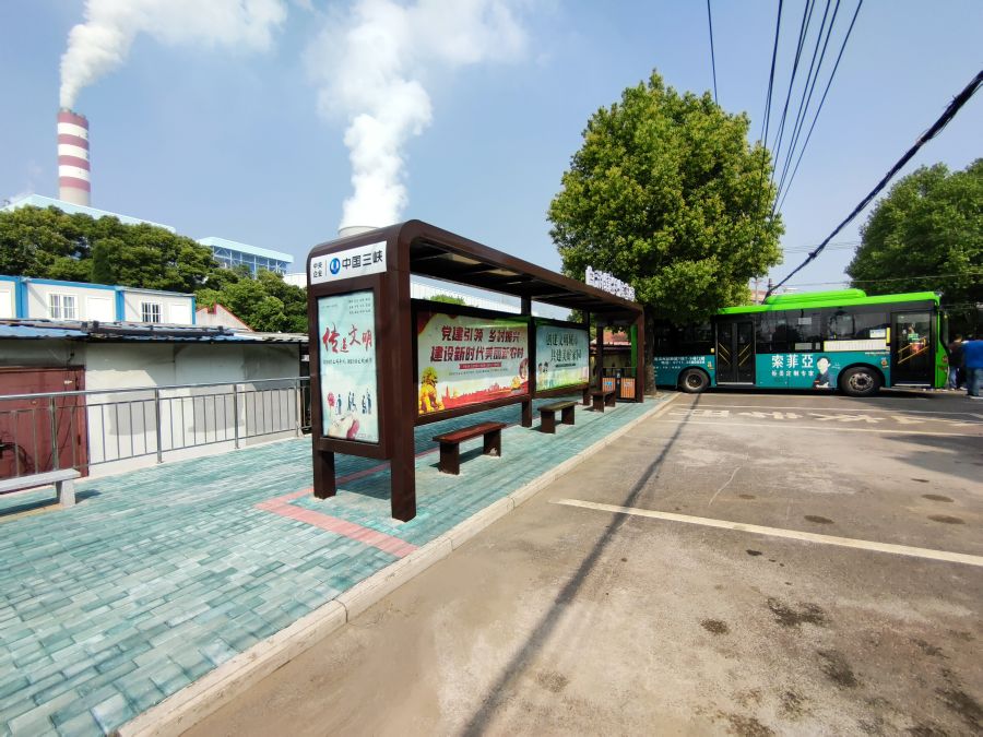 援建候車亭改善鄉村環境(攝影:王鑫) 援建候車亭改善鄉村環境(攝影:王鑫)